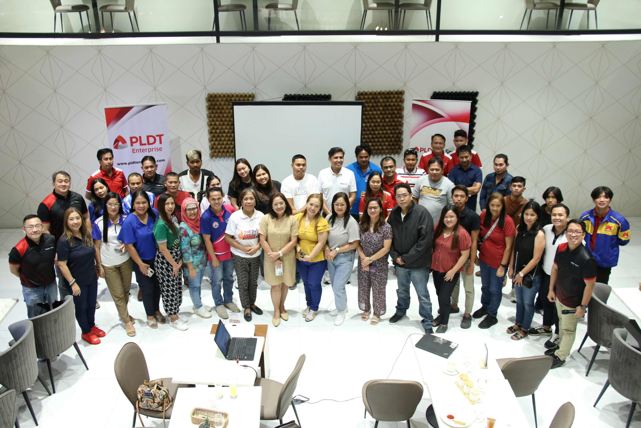 
Event attendees and representatives from PLDT, Smart, channel partners BLDV Telecom Mktg. and OS Tech Communications, Soprano, and TikTok pose for a group photo.
